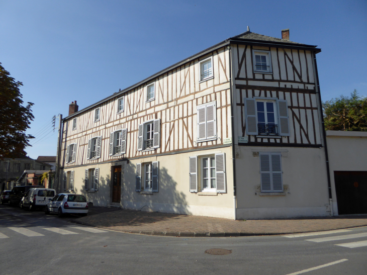 à l'angle de la rue de Chastillon et du cours d'Ormesson - Châlons-en-Champagne