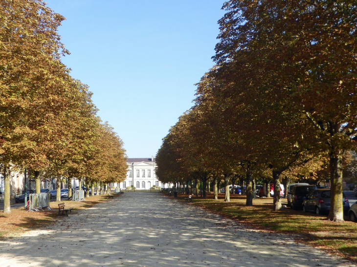 La Préfecture au bout du cours d'Ormesson - Châlons-en-Champagne