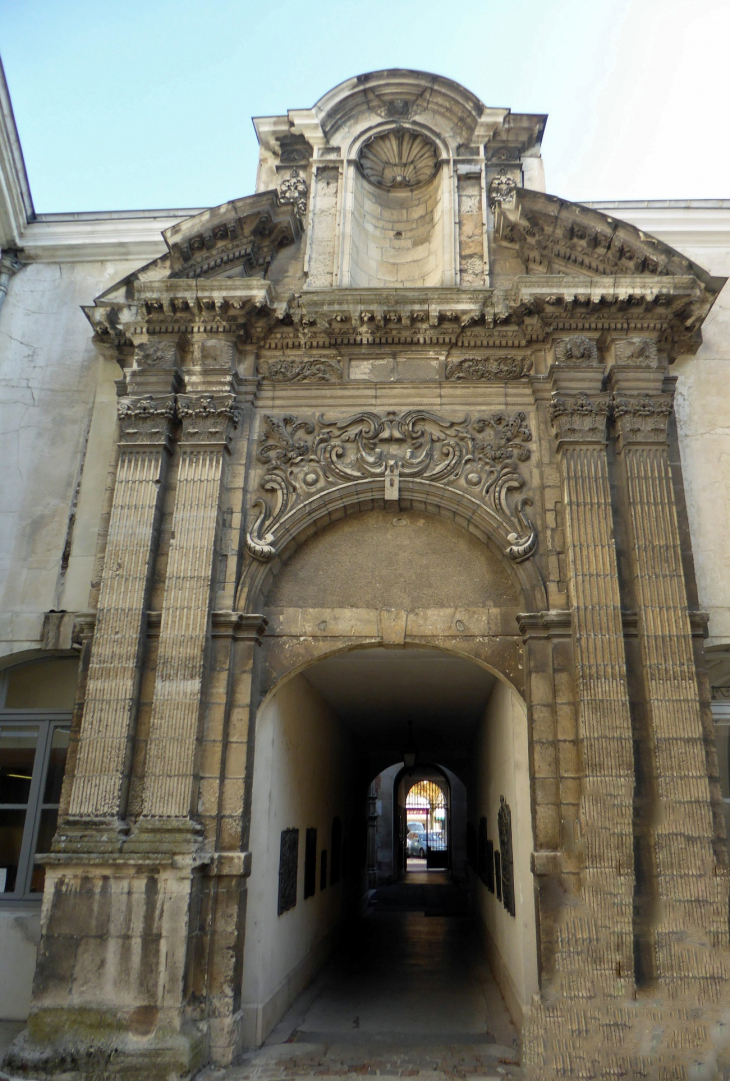 Le passage Vendel : ancien portail de l'église Saint Loup - Châlons-en-Champagne