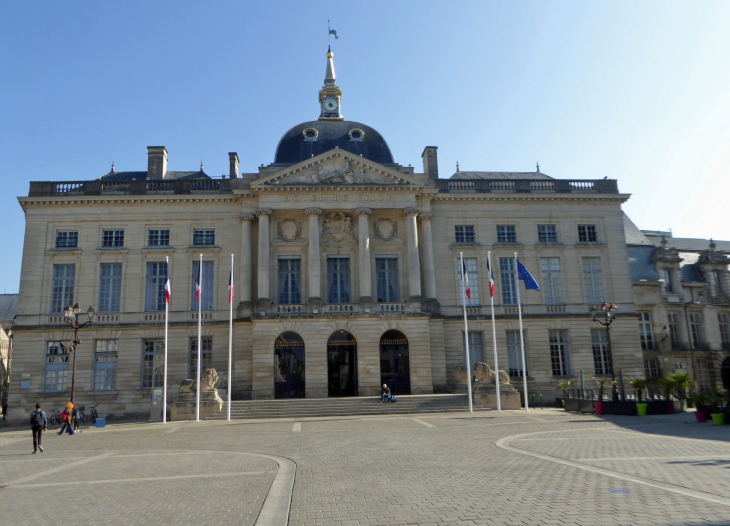 L'hôtel de ville place Foch - Châlons-en-Champagne