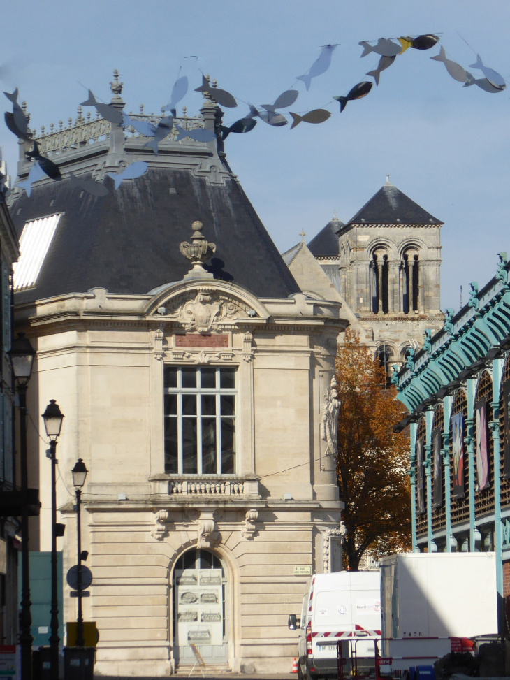 Le clocher de Saint Alpin derrière la halle - Châlons-en-Champagne