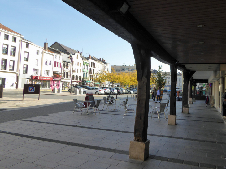 Place de la République : les arcades - Châlons-en-Champagne