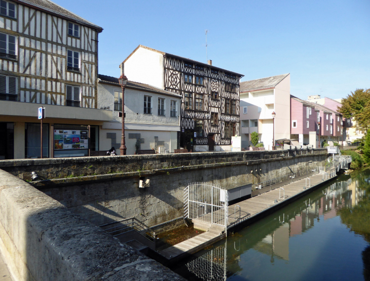 Venise pétillante : au bord du Nau le quai des Arts - Châlons-en-Champagne