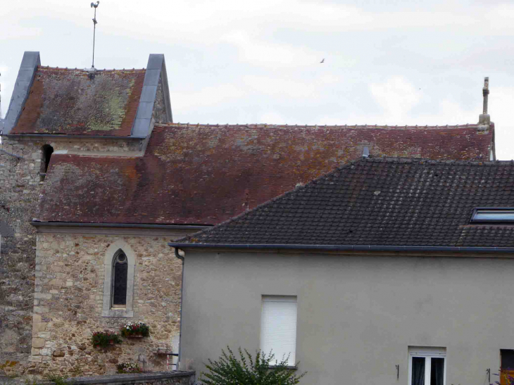 L'église derrière les maisons - Champvoisy