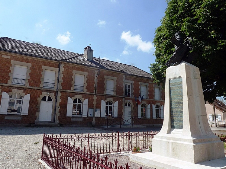 La mairie et le monument aux morts - Cheppes-la-Prairie