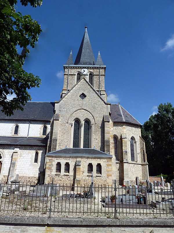 L'imposante façade de l'église - Cheppes-la-Prairie