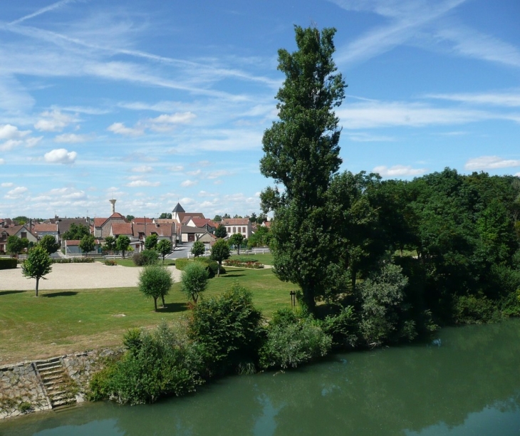 Conflans vu du pont de Seine - Conflans-sur-Seine