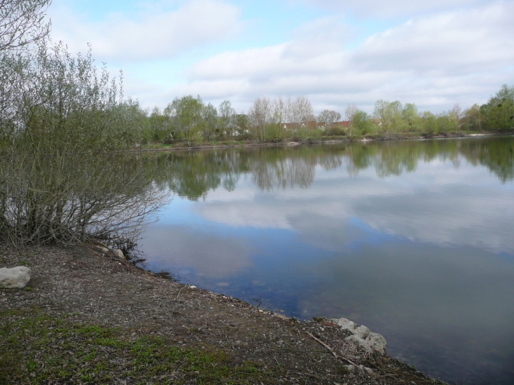 Plan d'eau à Conflans lieu de pêche - Conflans-sur-Seine