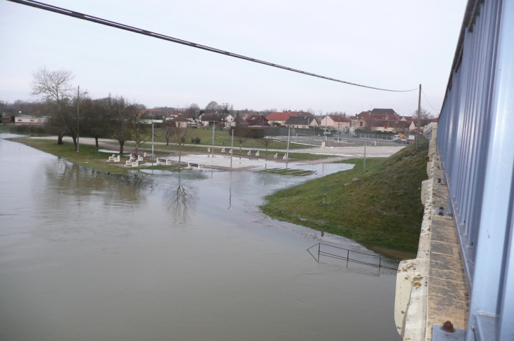 La Seine à Conflans sur Seine après la plage, elle commence à recouvrir la piste de danse - Conflans-sur-Seine