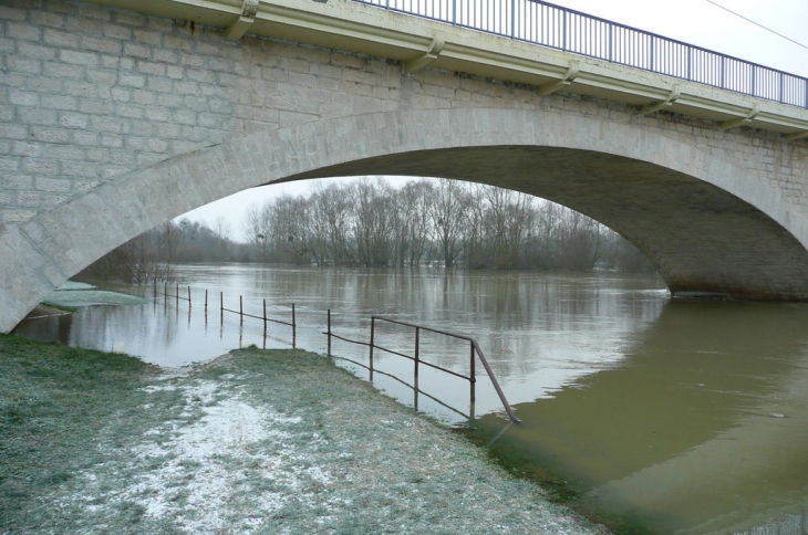 Pont de la Seine à Conflans l'eau déborde - Conflans-sur-Seine