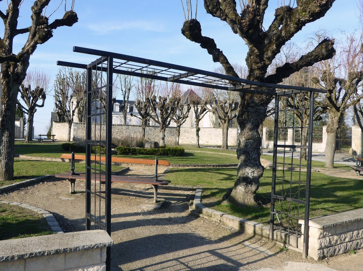 Le parc public devant le château - Cormicy