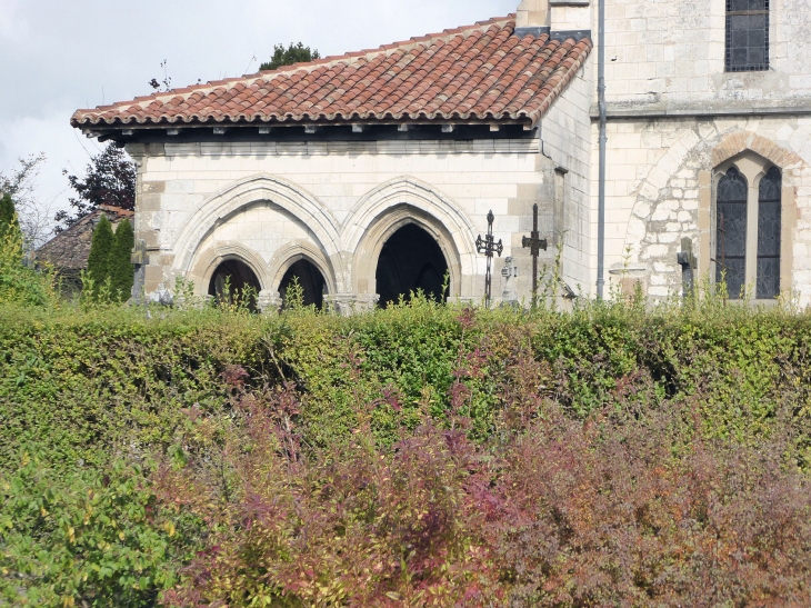 Le porche en appentis de l'église - Coupéville