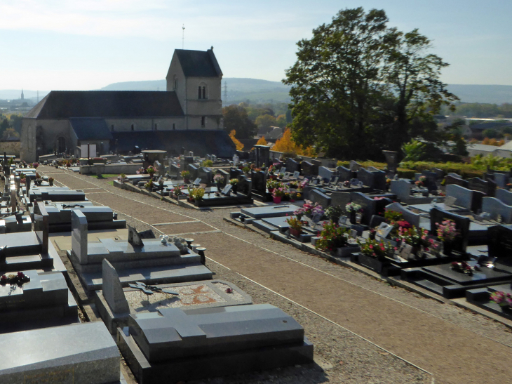 Le grand cimentière devant l'église - Dizy