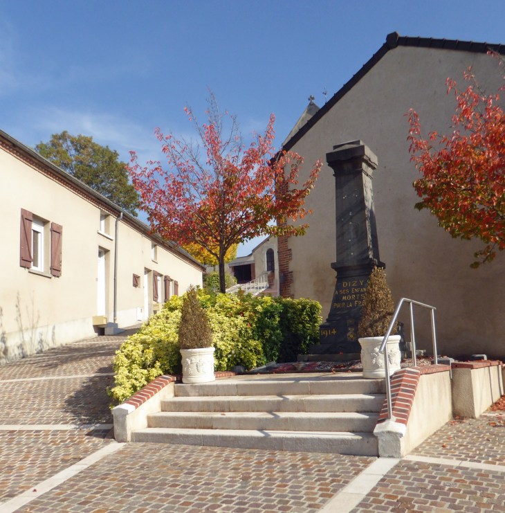 Le monument aux morts derrière l'église - Dizy