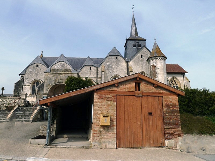 Devant l'église - Dommartin-Lettrée