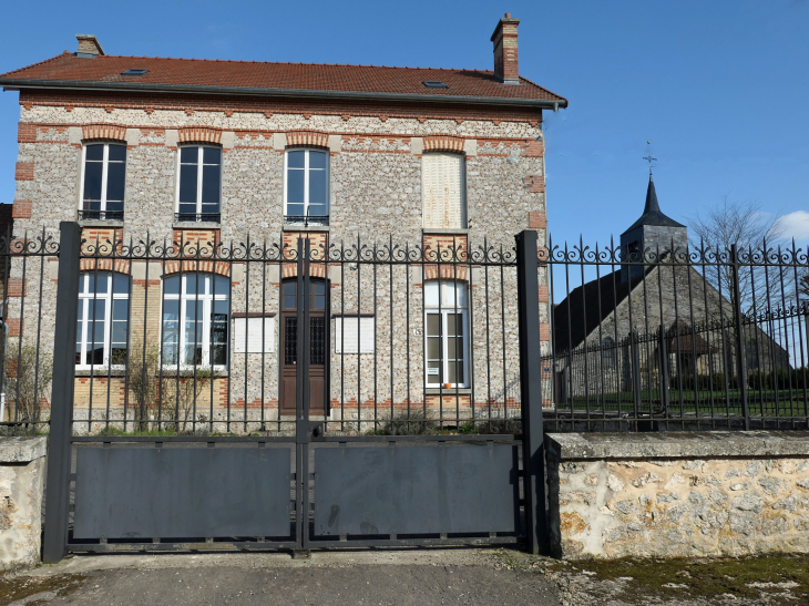 La mairie et l'église - Escardes