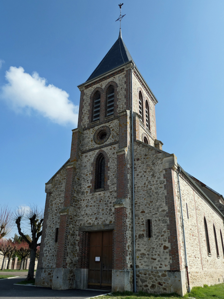 L'entrée de l'église - Esclavolles-Lurey