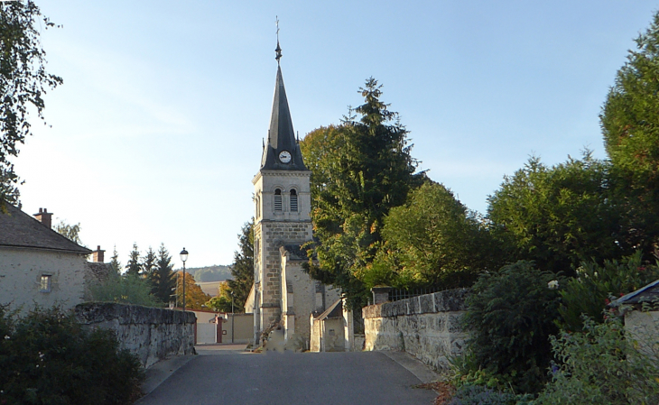 Le pont de pierre sur la Livre et l'église - Fontaine-sur-Ay