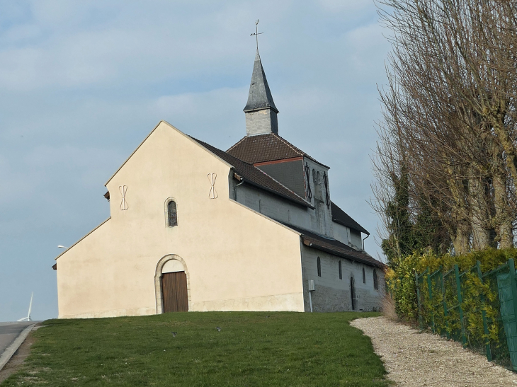 église et éolienne sur la colline - Germinon