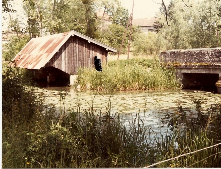 Le lavoir et le vieux pont de pierre - Giffaumont-Champaubert