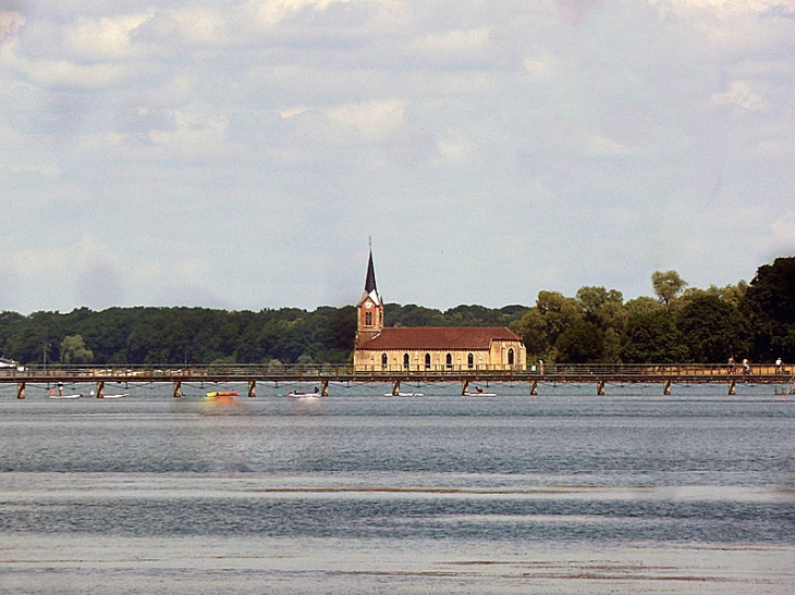 L'église de Champaubert, seul vestige du village englouti dans le lac du Der - Giffaumont-Champaubert