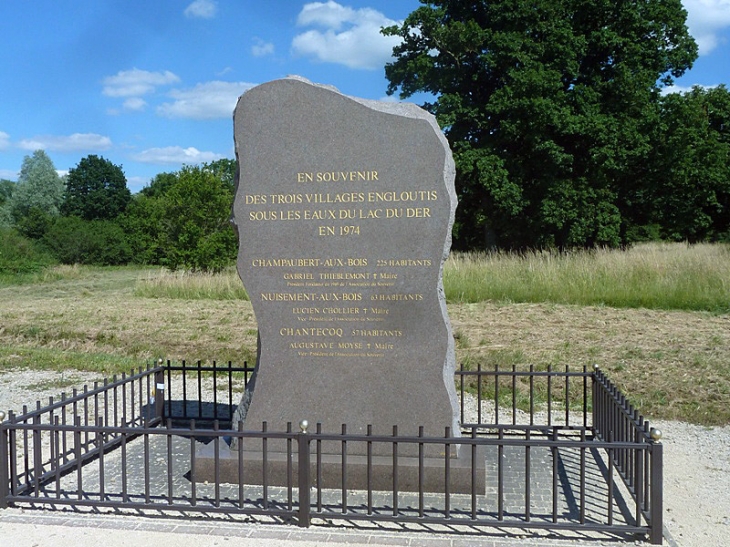 La stèle souvenir des trois villages engloutis - Giffaumont-Champaubert