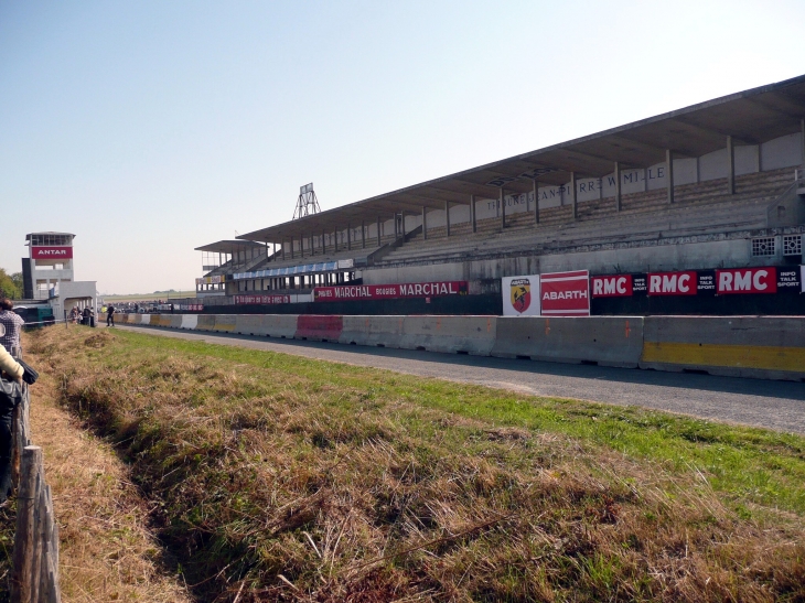 Les tribunes du circuit de Gueux - Week end de l'excellence automobile 2009