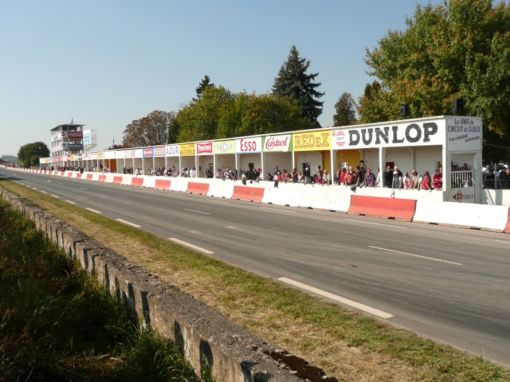 La ligne droite des stand du circuit de Gueux - Week end de l'excellence automobile 2009