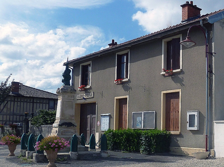 La mairie-école et le monument aux morts - Heiltz-l'Évêque