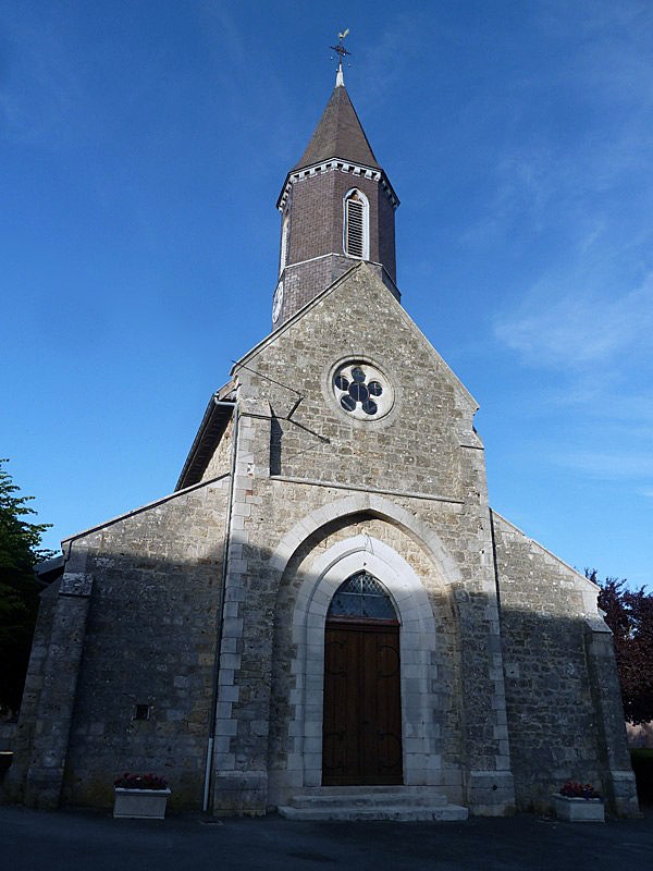 L'entrée de l'église - La Celle-sous-Chantemerle