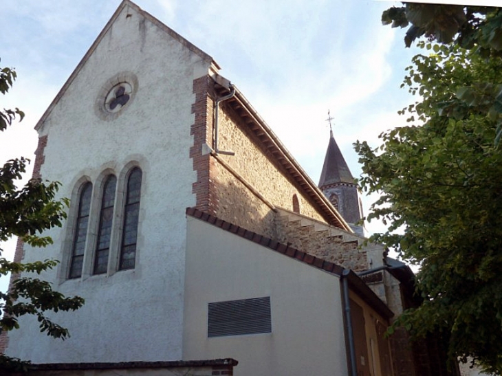 Le chevet de l'église - La Celle-sous-Chantemerle