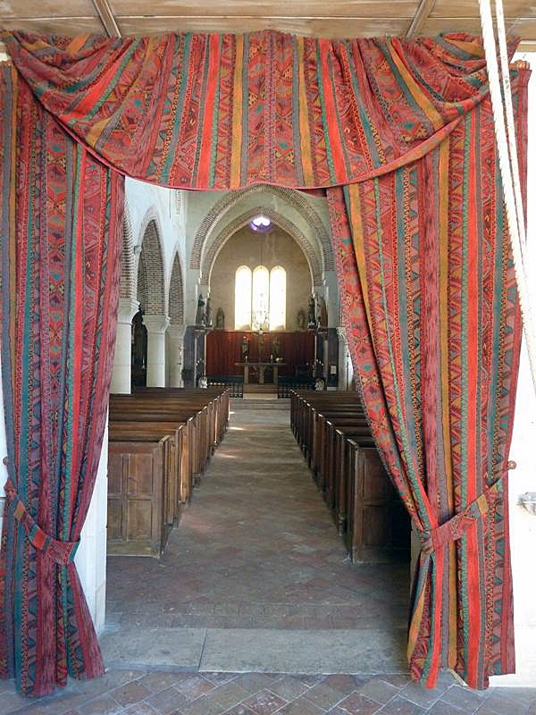 L'intérieur de l'église - La Celle-sous-Chantemerle