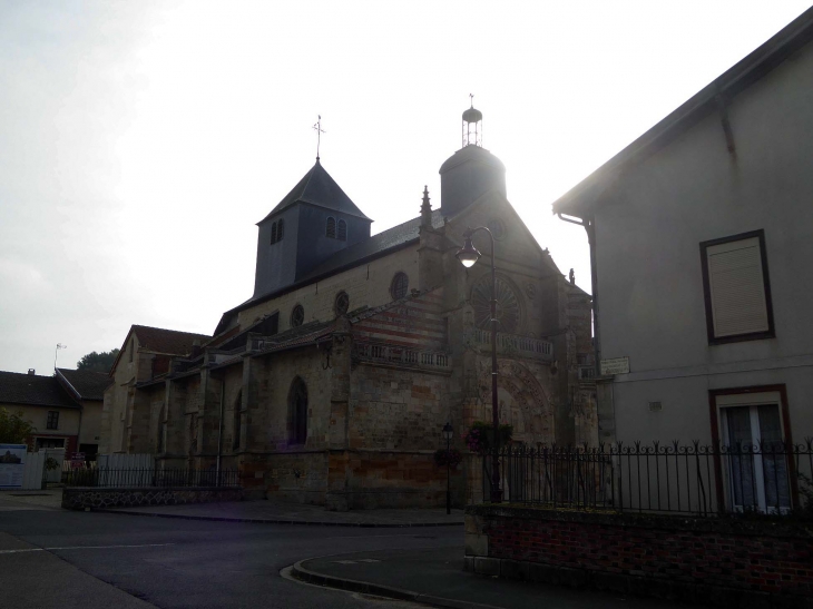 L'église dans le village - La Neuville-au-Pont