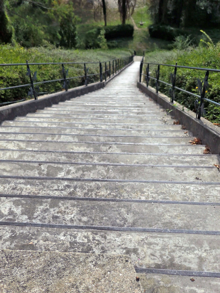 L'ermitage de la  Côte à Vignes : l'escalier vers la vallée - La Neuville-au-Pont