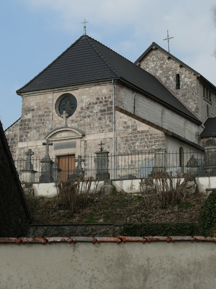 L'église surplombant le village - Lenharrée