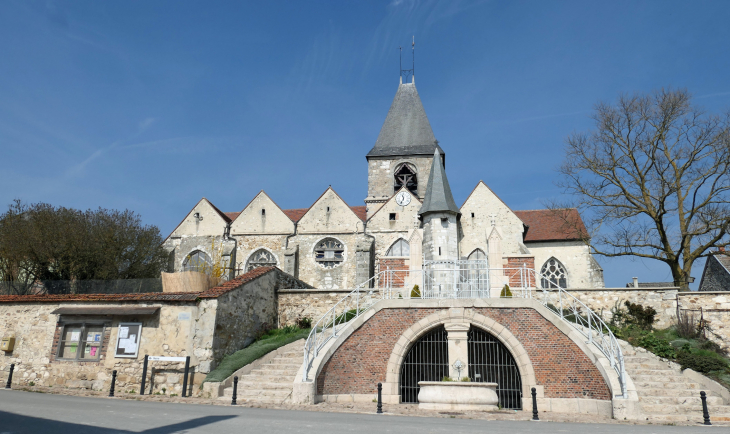 L'église et la fontaine - Loisy-en-Brie