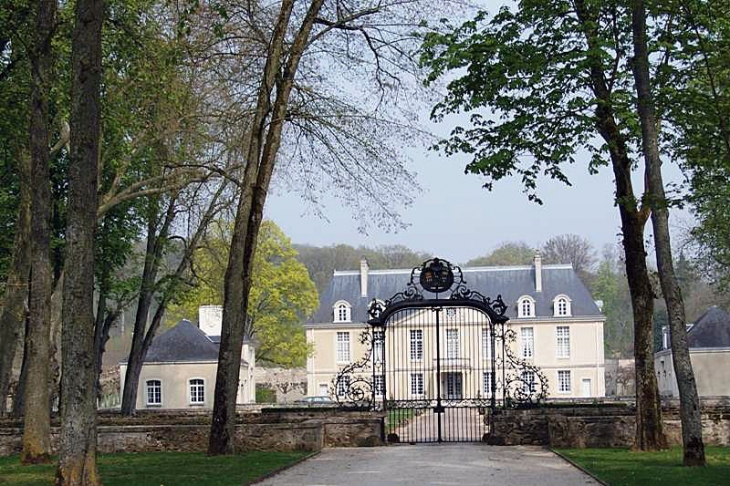 Le château.  Le 1er Janvier 2016 les communes Louvois et Tauxières-Mutryont fusionné  pour former la nouvelle commune Val-de-Livre.