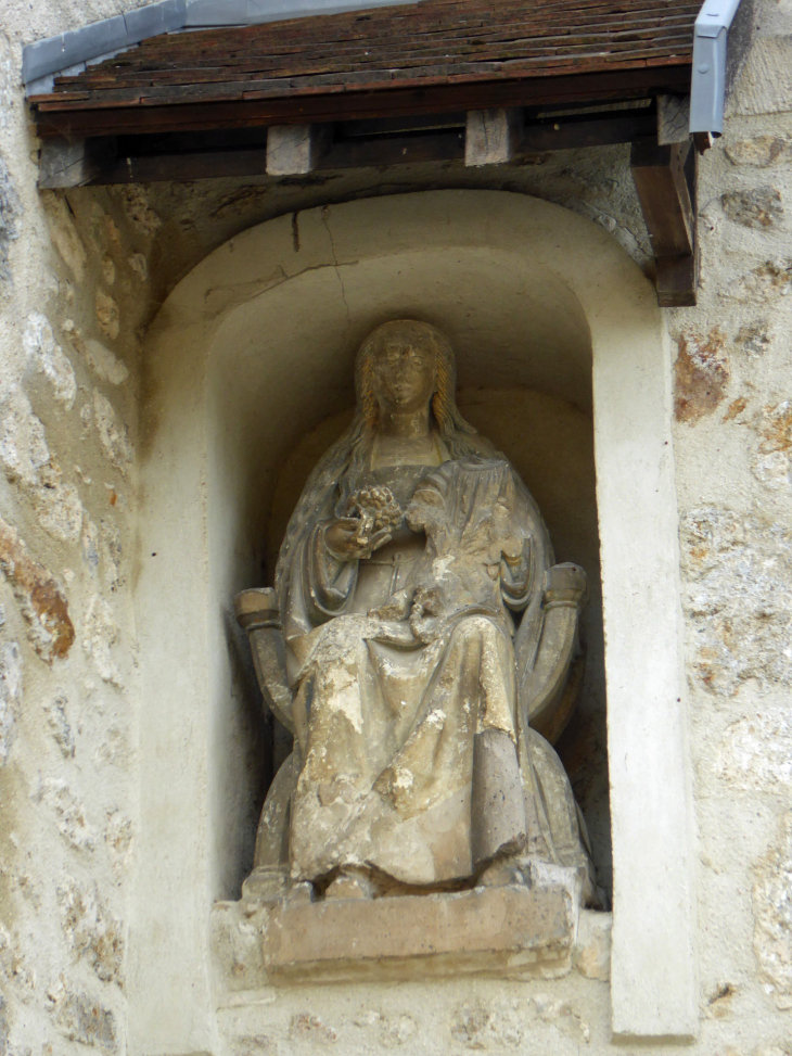 La vierge au raisin dans le mur de l'église - Ludes