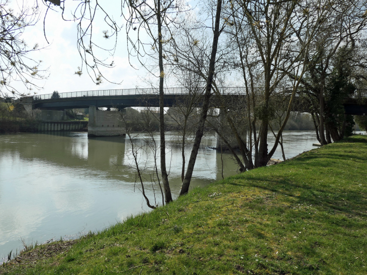 Le pont sur la Seine - Marcilly-sur-Seine