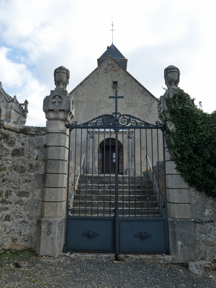 L'entrée de l'église - Mareuil-en-Brie