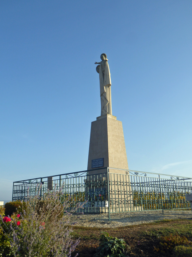 Notre Dame du Gruguet au dessus du village - Mareuil-sur-Ay