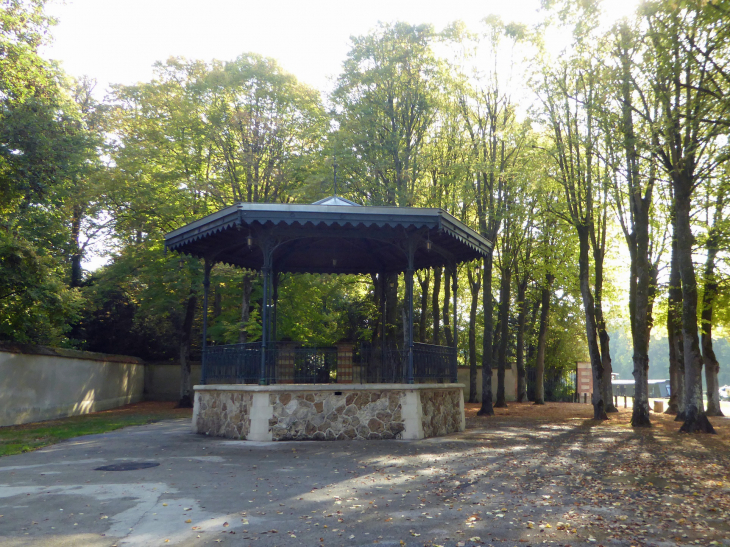 Le kiosque sur les berges du canal - Mareuil-sur-Ay