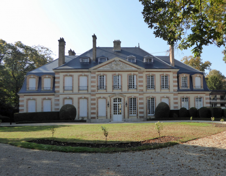 La façade du château de Montebello - Mareuil-sur-Ay