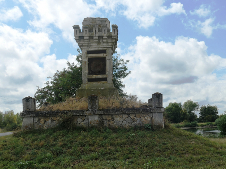 Monument de la revue des troupes de 1891 par le Président Carnot - Matignicourt-Goncourt