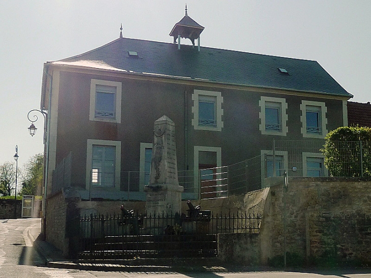 La mairie et le monument aux morts - Mont-sur-Courville