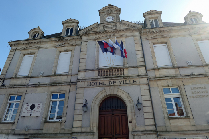 La façade de l'hôtel de ville - Montmirail