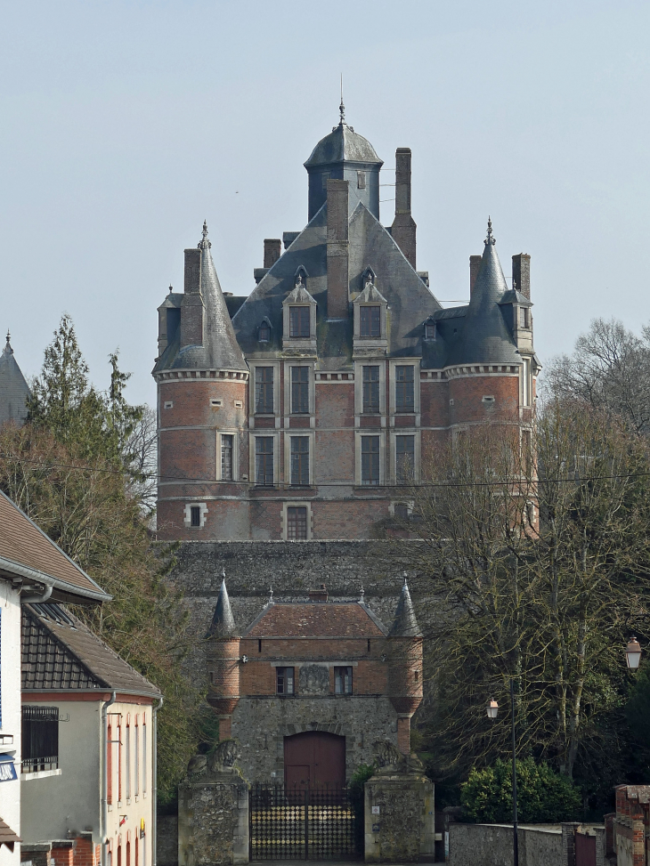 Vers le château - Montmort-Lucy