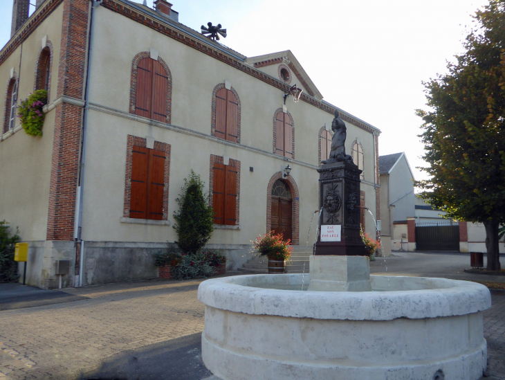 La fontaine devant la mairie - Oger