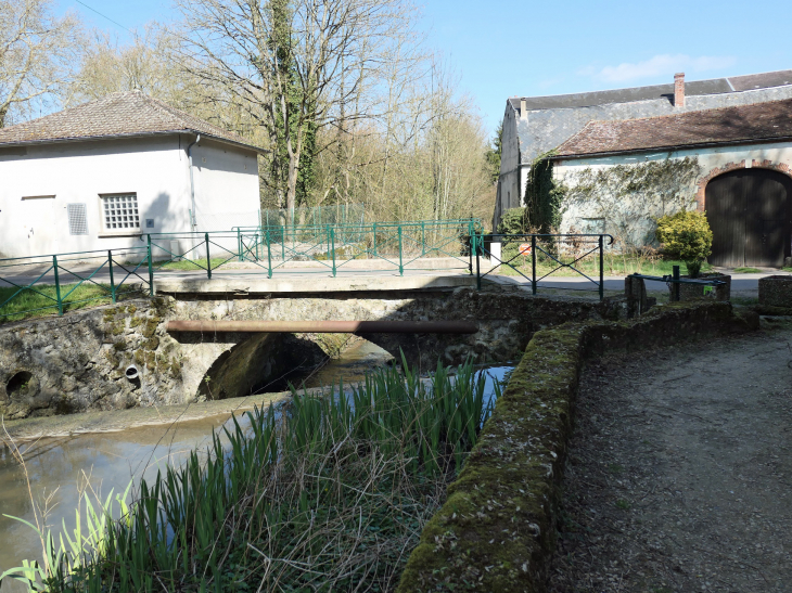 Le pont sur le ruisseau - Orbais-l'Abbaye