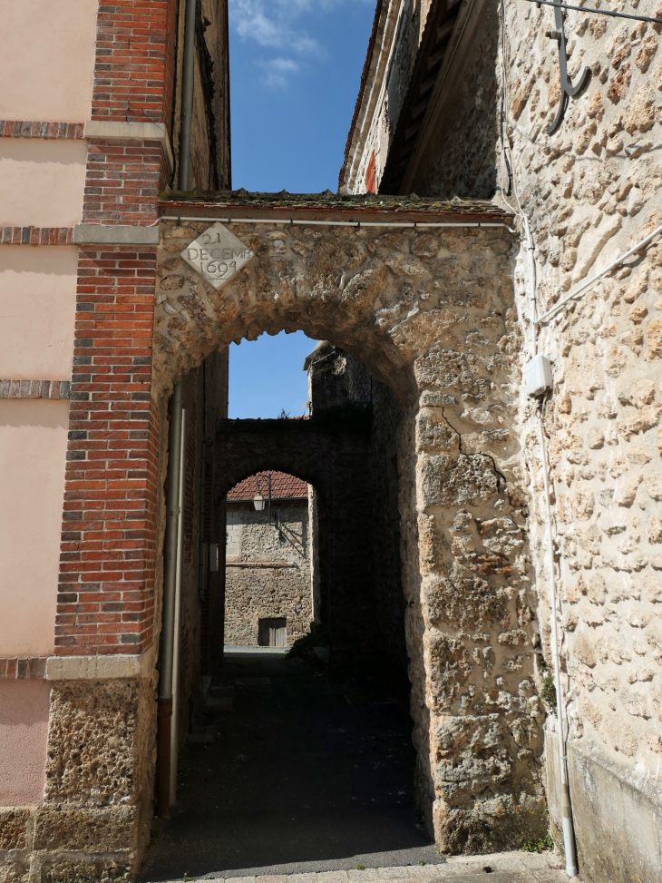 Passage entre les bâtiments de l'ancien couvent - Orbais-l'Abbaye